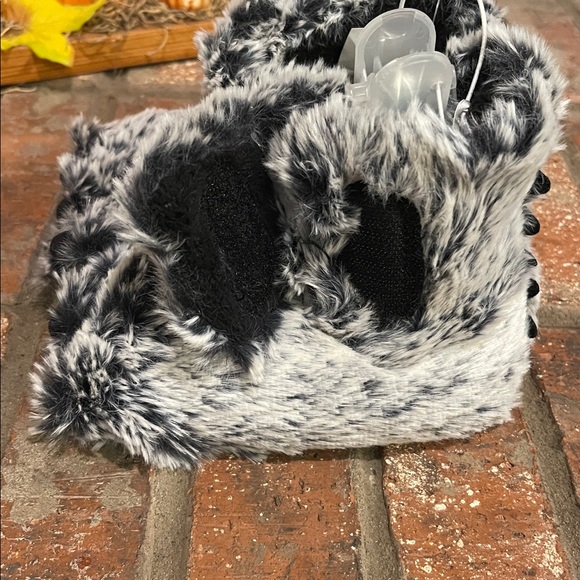 Cat & Jack Fuzzy Gray Slippers - Picture 6 of 10